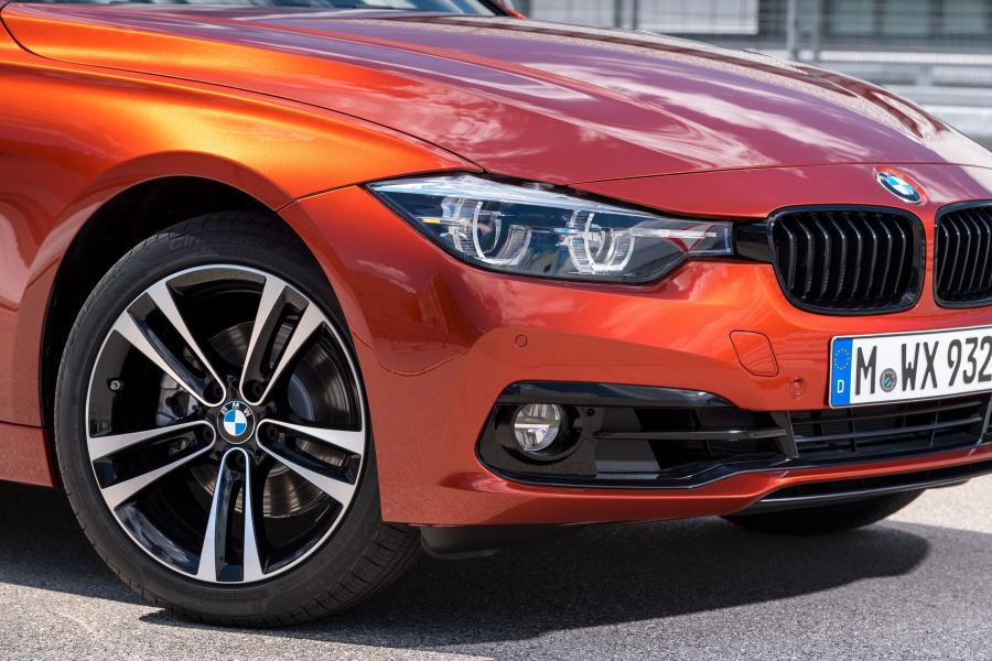 Детали экстерьера BMW 330i Edition Sport Line Shadow 2017 года  (WW) (фото 5 из 6)
